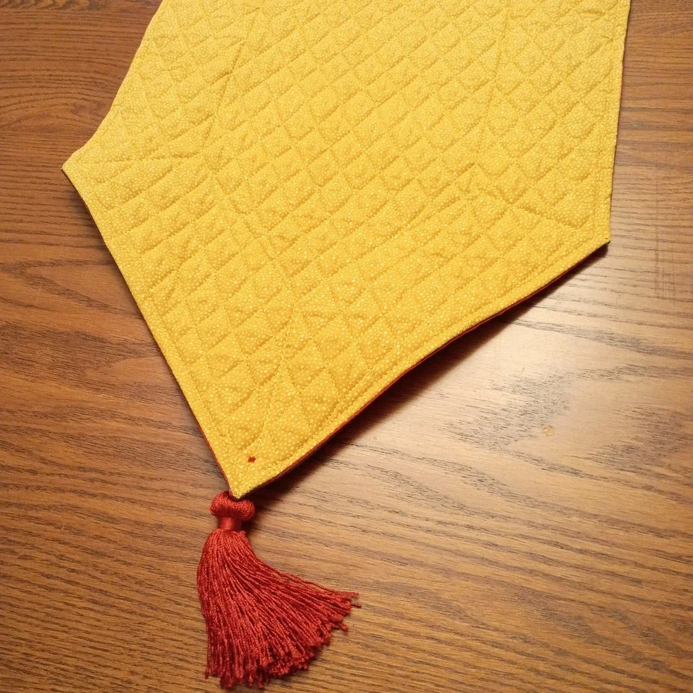 Vera Bradley Table‎ Runner Quilted w Tassels Christmas Holiday 13.5